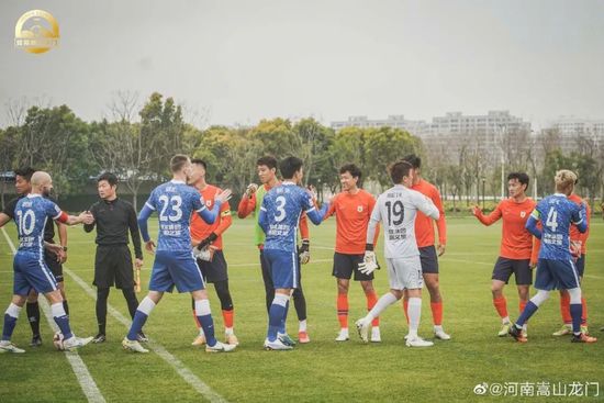 从杨子和黄圣依传 德普昔日短信曝光要烧死前妻 戴黑超叼烟走出法庭 2020-02-27 当地时间2月26日，伦敦，约翰尼·德普现身起诉《太阳报》造谣他家暴前妻艾梅伯的预备听证会。