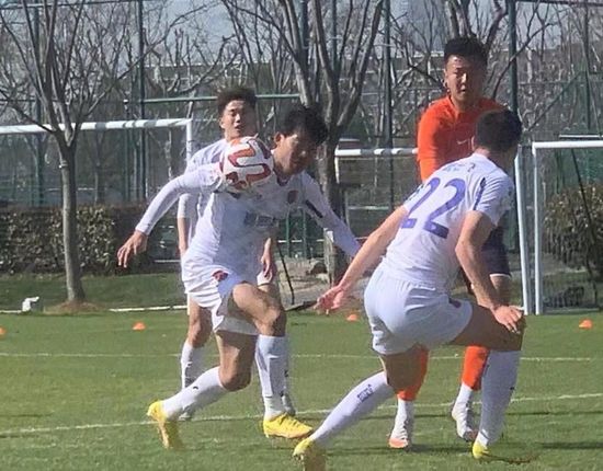 《绝密较量》讲述的是国安人员与敌人斗智斗勇的故事，高圆圆也希望通过这部剧，让更多观众了解保护国家安全的无名英雄们的故事。