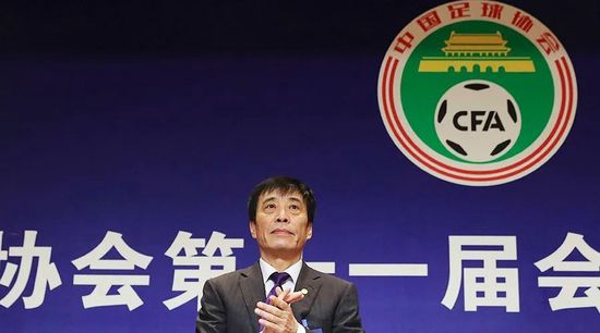 在照片上，他正在为加菲猫配音。