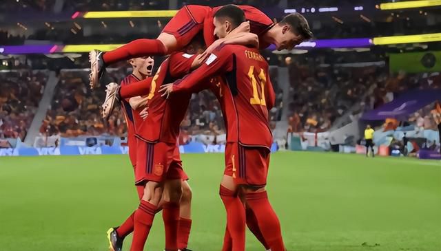 照片中，两姐妹对着玻璃门与天花板的反光镜合影，亲密贴贴，伸手开心比耶，洋溢着青春俏皮的气息。