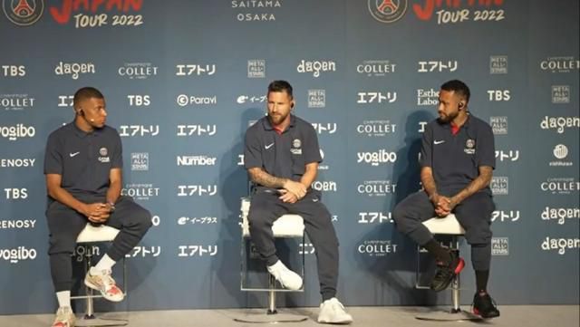 安妮·海瑟薇携夫助阵派对 笑对镜头秀甜蜜心情好 2014-01-21 美国当地时间1月19日，著名女星安妮·海瑟薇携丈夫参加某足球派对活动。
