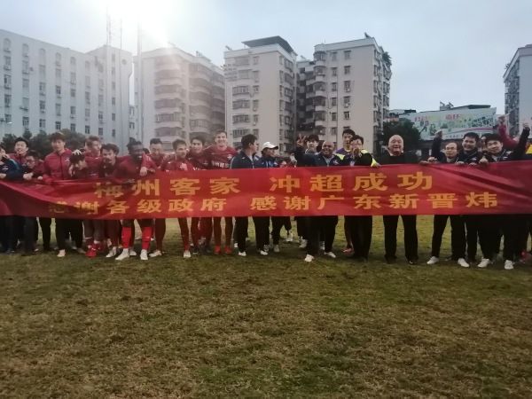 毫无收获的两人离开时，孙俪来到马路边一挥手，马路对 孙俪挺孕肚雨夜打伞出行 缓慢行走见跟拍不在意 2014-03-13 近日，孙俪在夜晚现身上海街头。